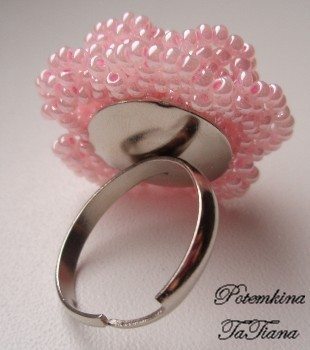 Кольцо с розой из бисера