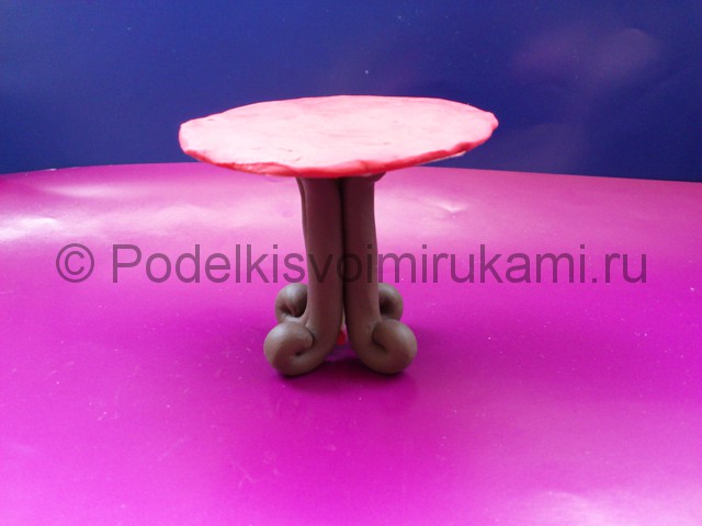 Поделка стола из пластилина. Итоговый вид поделки. Фото 1.