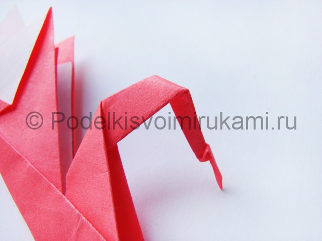 Как сделать лебедя из бумаги в технике оригами. Фото 26.