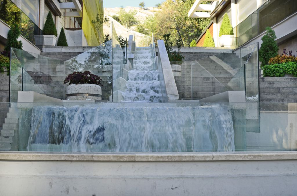 водопад на лестнице