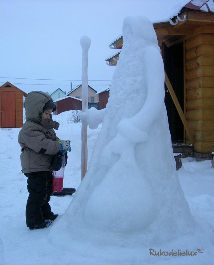 Снеговик из снега