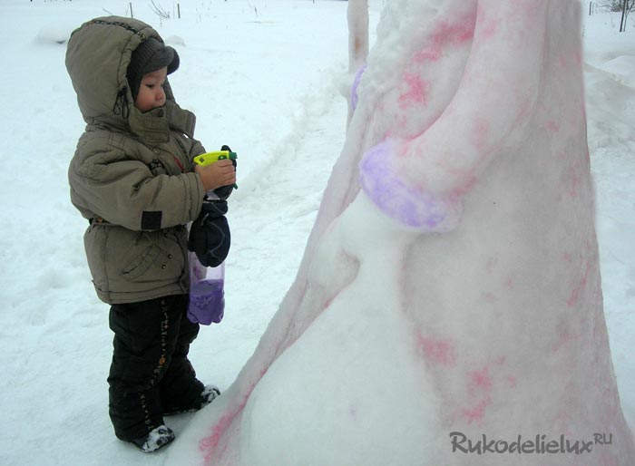 Снеговик из снега