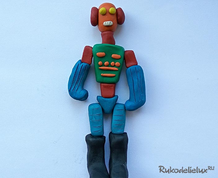 Пластилиновая игрушка робот для детей