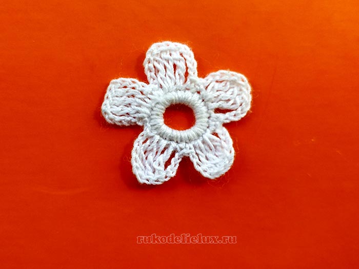 Белый кружевной цветок крючком
