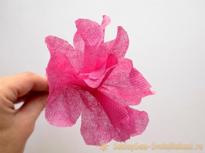 Как сделать пышный цветок из бумажных салфеток
