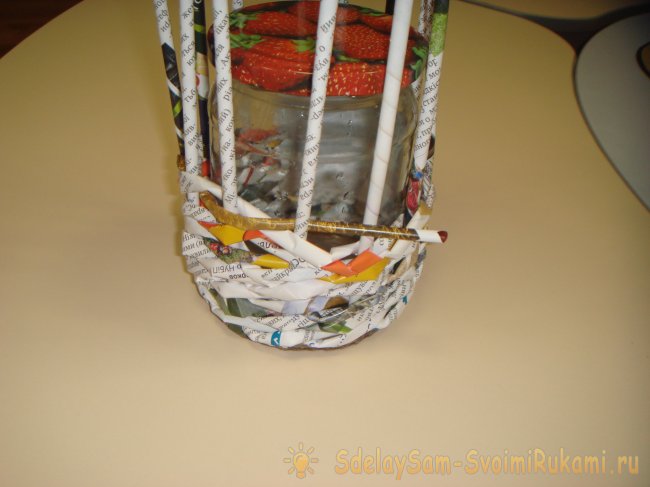 Плетеная вазочка из газетных трубочек