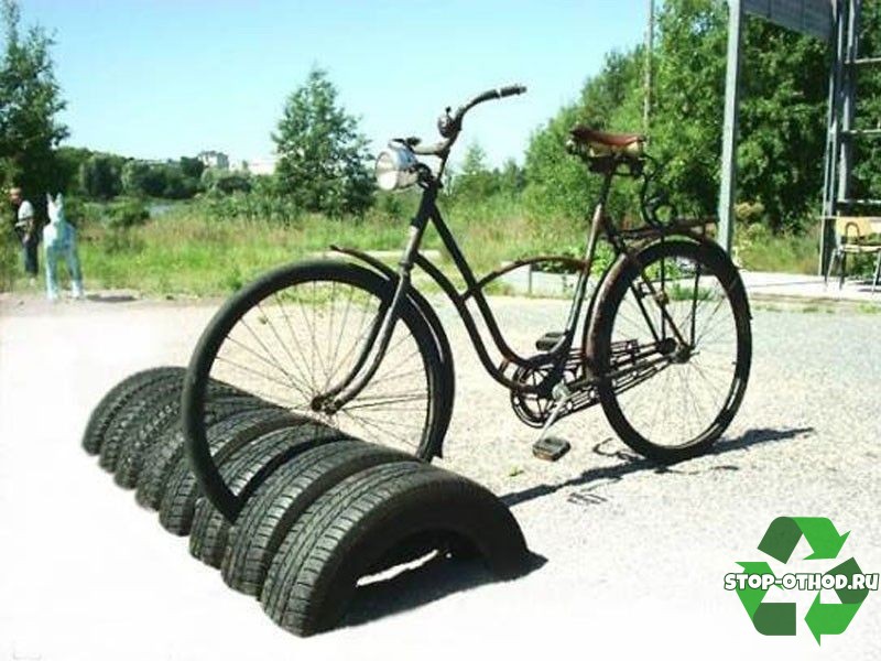 Парковка для велосипедов из автомобильных шин.