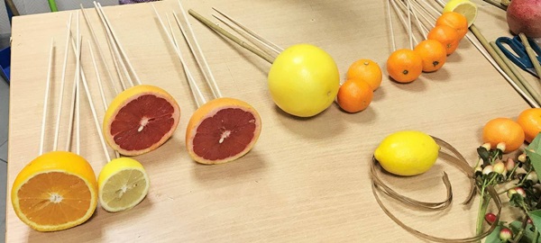 Букет из фруктов, конфет и цветов своими руками: мастер-классы с пошаговыми фото и видео для начинающих