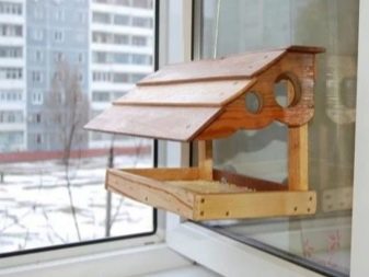 Как сделать кормушку для птиц на окно?