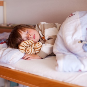 Как сшить простыню на резинке в детскую кроватку своими руками?