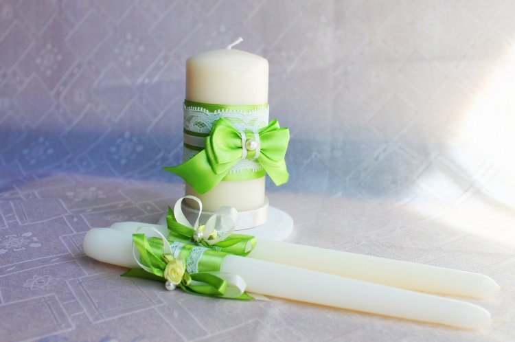 Яркий декор свадебных свечей в салатовом цвете
