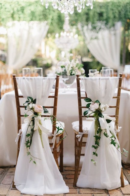 Живые цветы в оформлении стульев на свадьбу