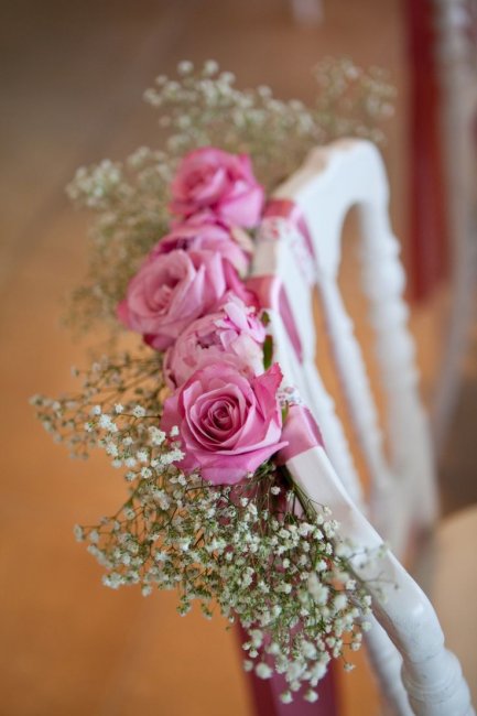 Розы в декоре свадебных стульев