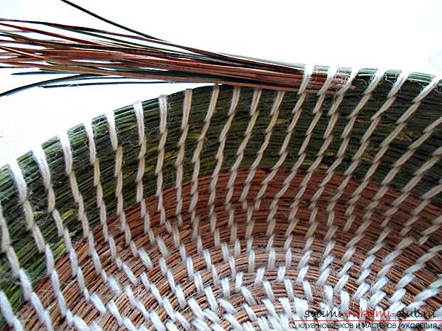 Плетение оригинальной корзины из сосновых иголок с объяснениями и поэтапными фото.. Фото №15