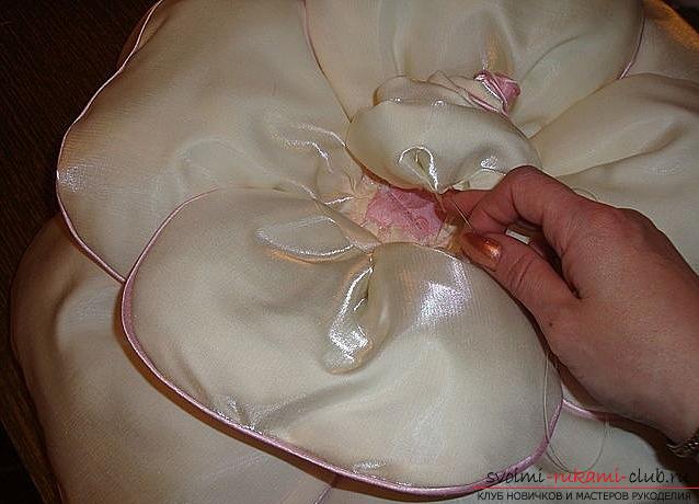 Декоративная подушка в виде цветка, сшитая своими руками. Фото №18