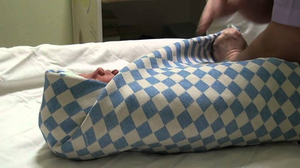 Пеленание малыша в одеяло