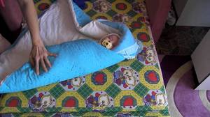 Заворачиваем ребенка в одеяло на выписку