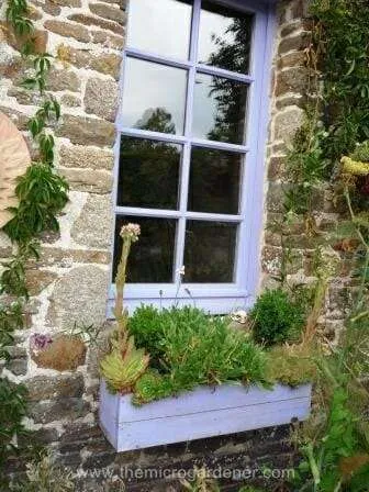 Recycled pallet window box 