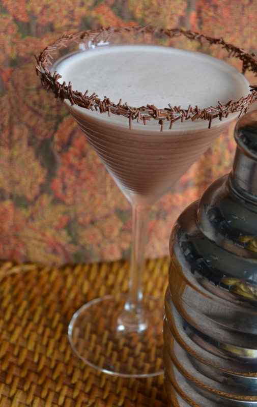 Как украсить бокалы для коктейля ободок из шоколадной присыпки