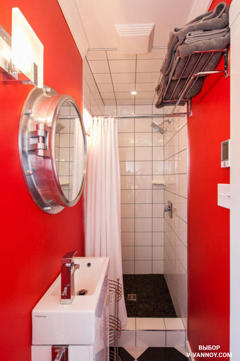 Две красные противоположные стены создают мнимую глубину в миниатюрной комнате. Это отличный способ, который позволяет «раздвинуть границы», без демонтажа перегородок.