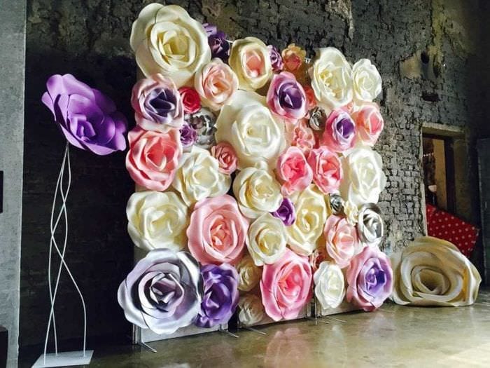 розовые бумажные цветы в декоре зала