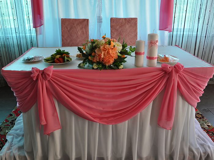 Юбка из розового фатина на свадебном столе молодоженов
