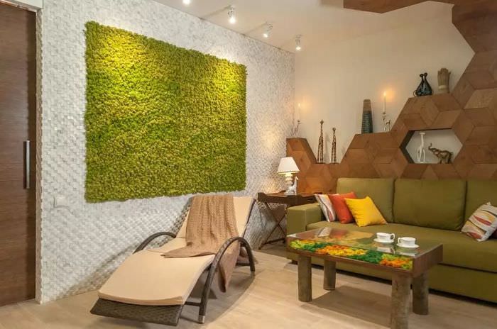 Зеленое панно из мха в интерьере гостиной клмнаты