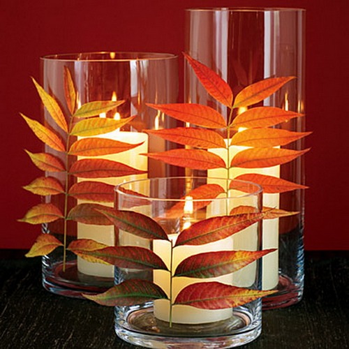 Украшение стеклянных подсвечников осенними листьями