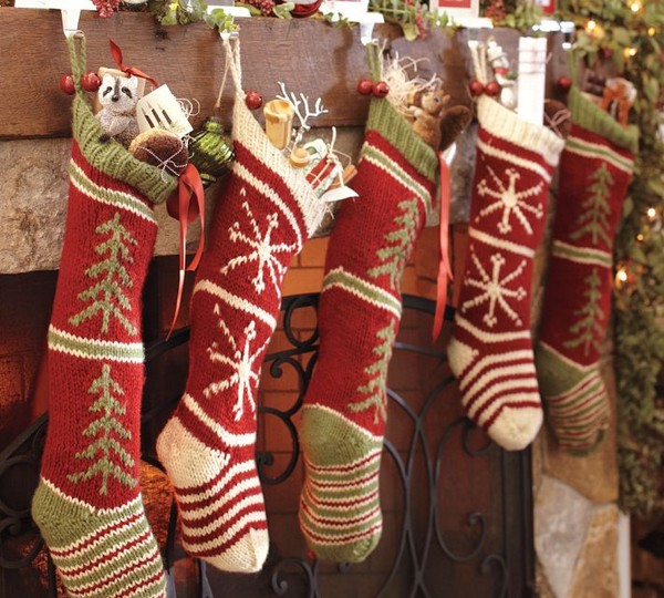 Рождественские вязаные носки на камине