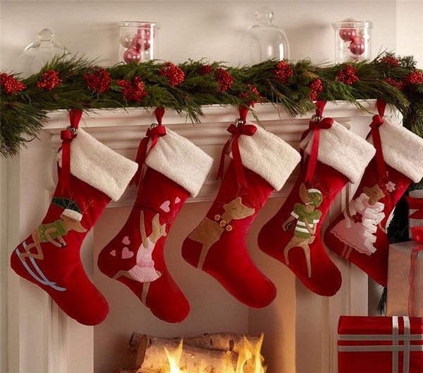 Красные рождественские носки как украшение интерьера