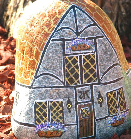 Дом для гномов в саду из камня 