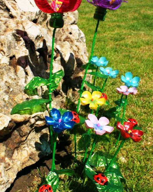 цветочки из бутылок возле камня 