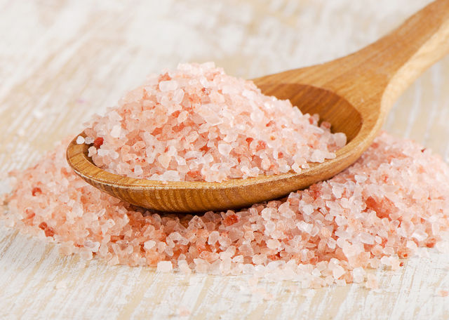 Розовая гималайская соль, которую добывают в Пакистане, не имеет собственного вкуса, очень красиво выглядит и содержит около 80 ценных минералов