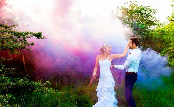 летняя свадебная фотосессия с дымовыми шашками