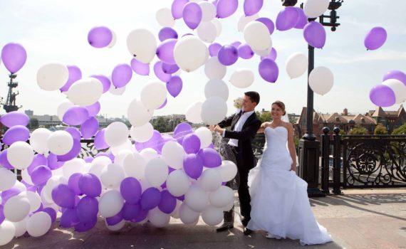 свадебная фотосессия летом с воздушными шарами